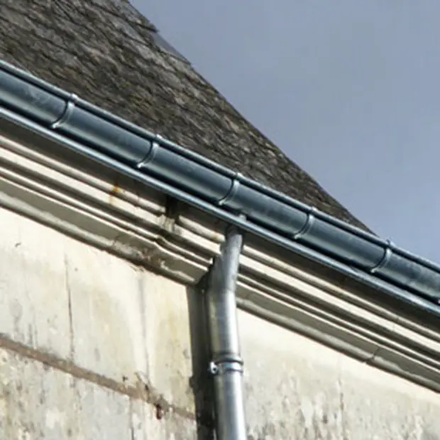Gouttière en zinc posée sur une toiture