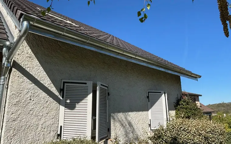 Chantier de zinguerie et de couverture sur une toiture du Finistère